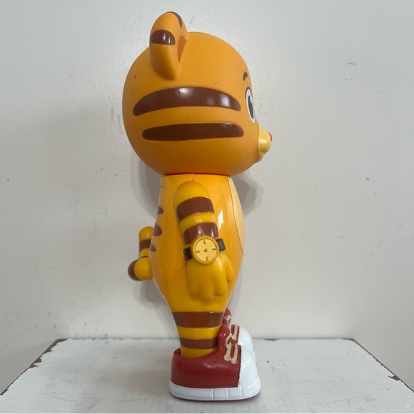 2018 Jakks Pacific Mr Fred Rogers Company Daniel Tiger 7” Action Figure - Picture 2 of 6